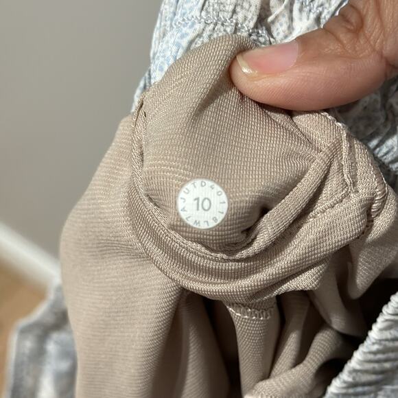 Lululemon Hotty Hot Short II Grey White Size 10 Tall - Picture 8 of 8